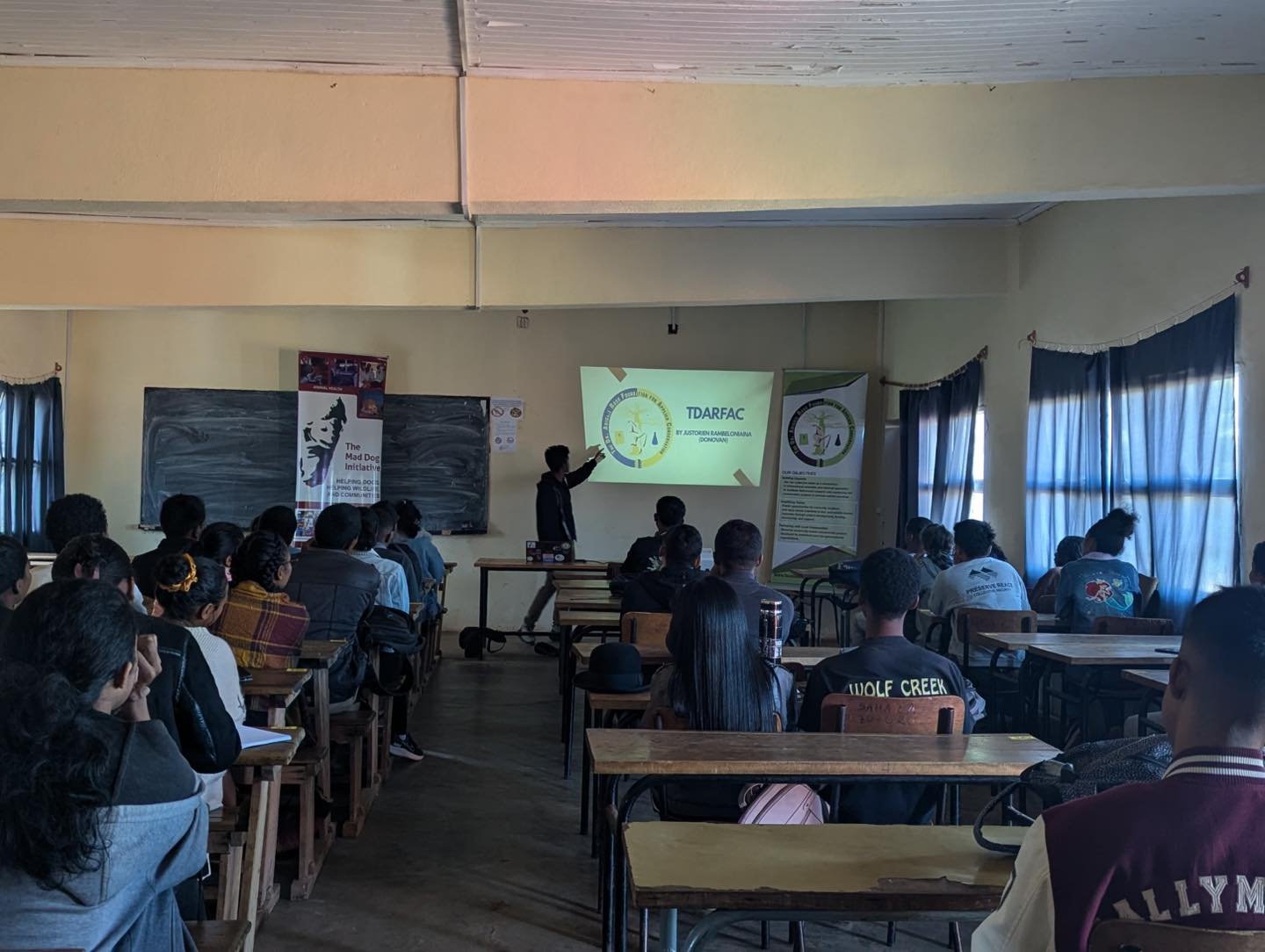 🎈Isaoranay mitafotafo ireo mpianatra maro be avy ao amin&rsquo;ny D&eacute;partement d&rsquo;Enseignement des Sciences et de M&eacute;decine V&eacute;t&eacute;rinaires (DESMV), Facult&eacute; de M&eacute;decine, Universit&eacute; d&rsquo;Antananariv