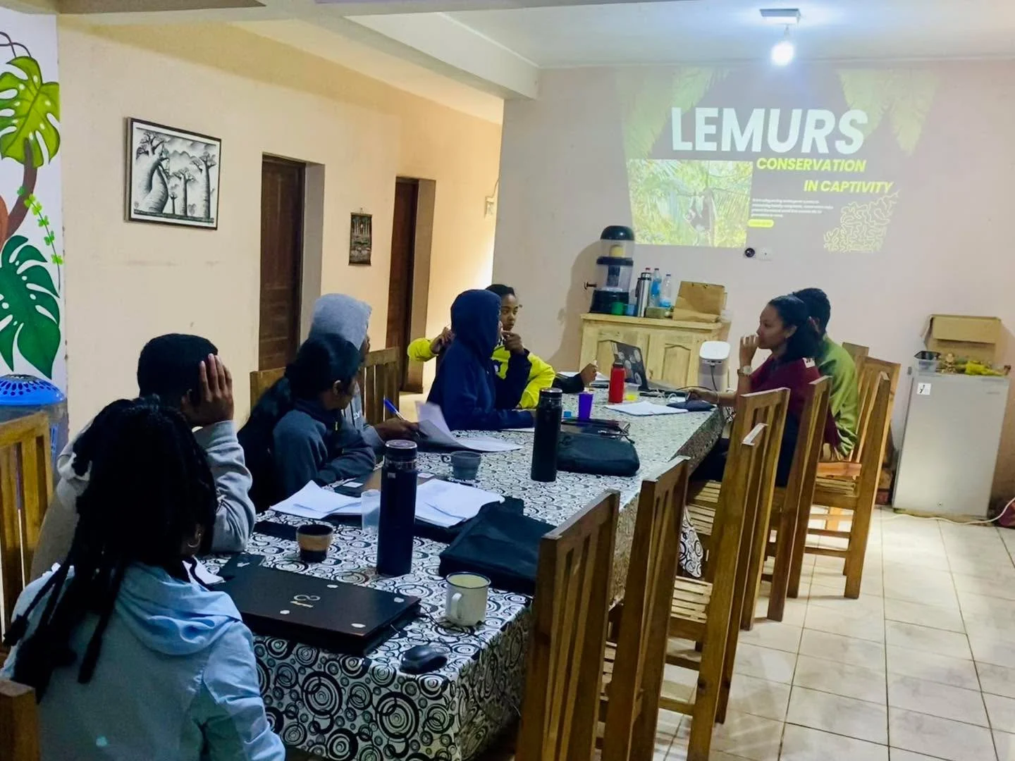𝐁𝐮𝐢𝐥𝐝𝐢𝐧𝐠 𝐂𝐚𝐩𝐚𝐜𝐢𝐭𝐲 𝐟𝐨𝐫 𝐋𝐞𝐦𝐮𝐫 𝐂𝐨𝐧𝐬𝐞𝐫𝐯𝐚𝐭𝐢𝐨𝐧 🐒🌱

During the Christmas holidays, our team organized an interactive learning session for our volunteers focused on lemur conservation in captivity, an essential component