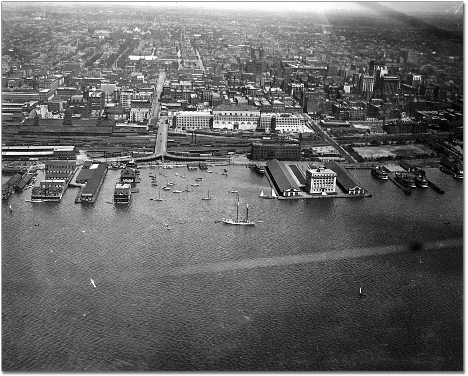 Toronto_Harbour,_1919.jpg