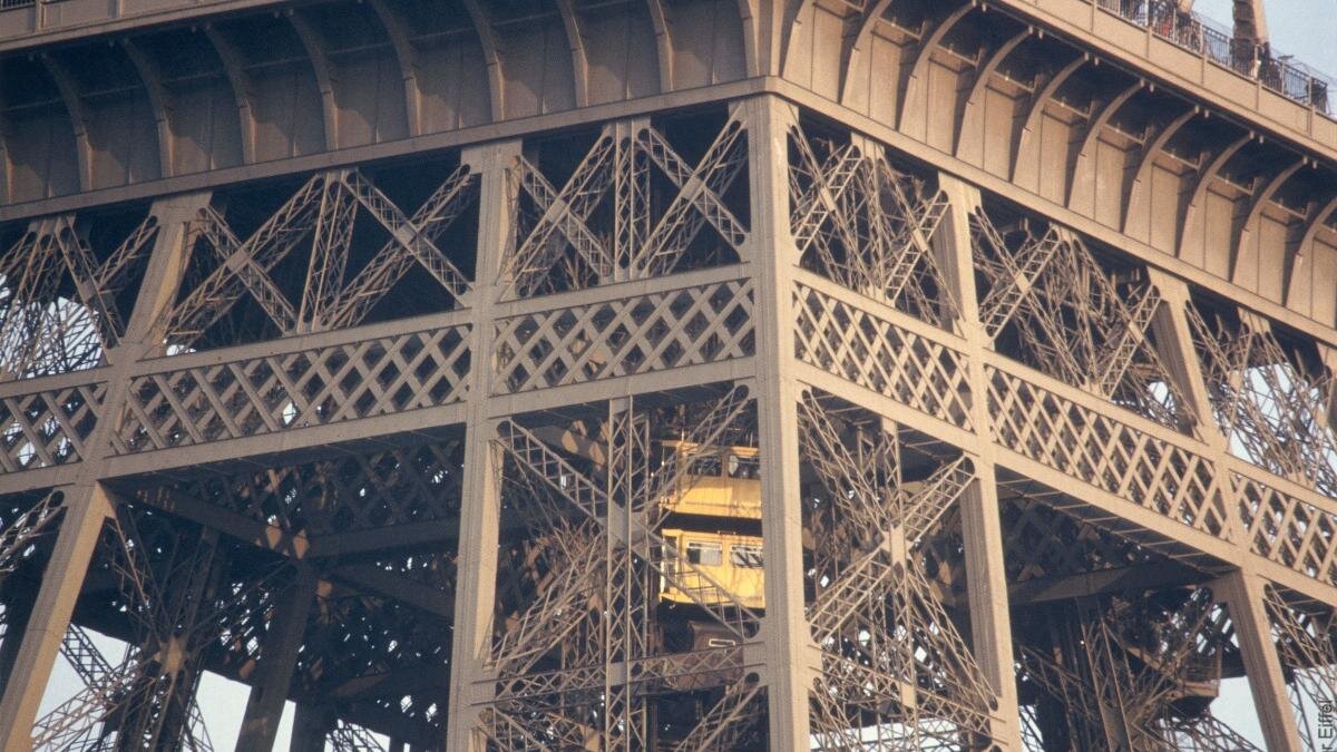 Eiffel Tower 06.jpg