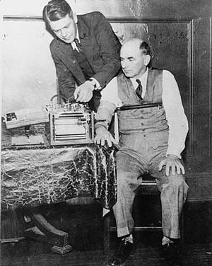 Leonarde Keeler testing his polygraph machine