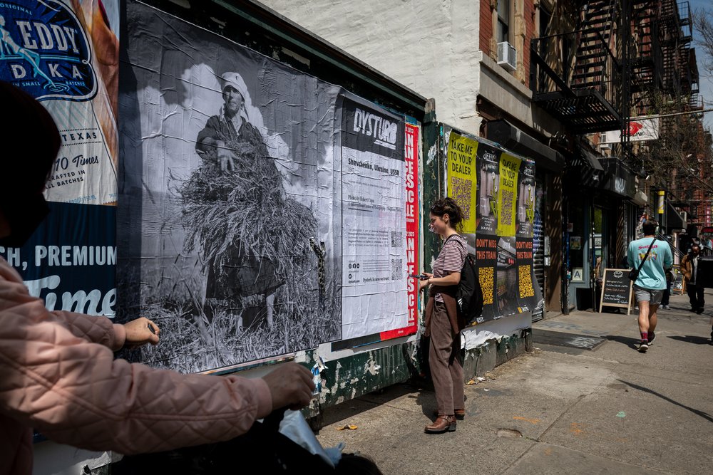  Dysturb street activation in NYC on the occasion of "UKRANIAN PERSPECTIVES: PHOTOGRAPHY FROM THE 1940's-NOW" exhibition at ChaShama in Chelsea from Apr 12-May 5, 2023 in partnership with Magnum Photos, In Ukraine, and Spilka. ©Benjamin Petit / Dystu