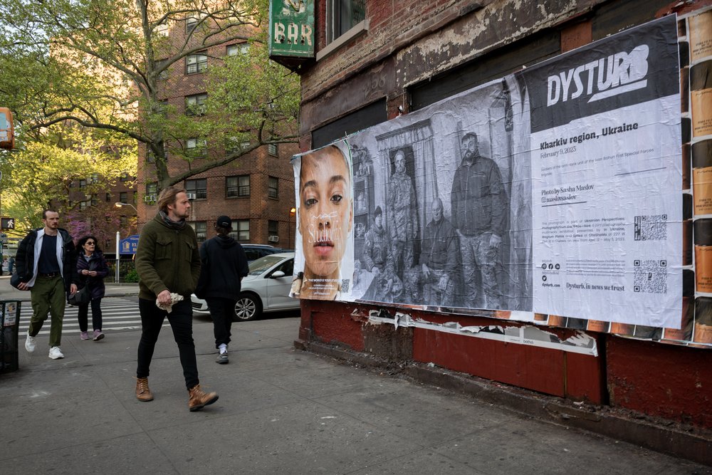  Dysturb street activation in NYC on the occasion of "UKRANIAN PERSPECTIVES: PHOTOGRAPHY FROM THE 1940's-NOW" exhibition at ChaShama in Chelsea from Apr 12-May 5, 2023 in partnership with Magnum Photos, In Ukraine, and Spilka. ©Benjamin Petit / Dystu