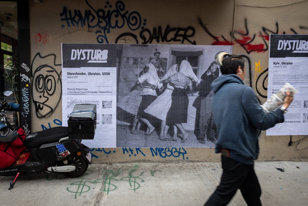  Dysturb street activation in NYC on the occasion of "UKRANIAN PERSPECTIVES: PHOTOGRAPHY FROM THE 1940's-NOW" exhibition at ChaShama in Chelsea from Apr 12-May 5, 2023 in partnership with Magnum Photos, In Ukraine, and Spilka. ©Benjamin Petit / Dystu