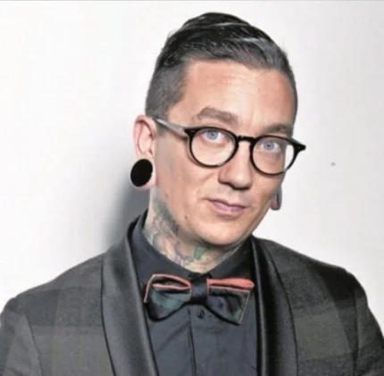 MORTEN BARBRE´, TATTOO SALONEN - THE OLD BARBER SHOP Da jeg efter tv-programmet "Stjerner på VIPpen" ødelagde min skulder, kan jeg til tider være helt til rotterne. Når de perioder kommer, er det eneste der hjælper en tur i Sofies kyndige hænder. Jeg har grundet mange års dårlig arbejdsstilling og kropsholdning kronisk dårlig ryg. ... Jeg har været med mange år, og hun var dygtig fra start, og er kun blevet bedre og bedre. Spændingshovedpine, skulder og rygsmerter holdes bedst fra døren ved at være løst op og "sat" på plads - og den klarer Sofie hver gang. Mine varmeste anbefalinger til jer der må døje med skavanker. Gør noget ved det, besøg Privilegium og få en behandling jeres krop vil takke jer for.