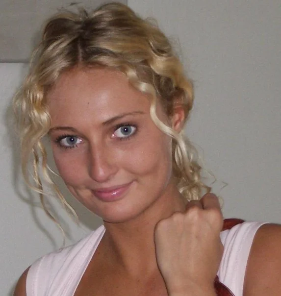 MATHILDE STAGE ZANGRANDO, POLITIFULDMÆGTIG, ANKLAGER Jeg har haft muskelspændinger og rygproblemer i mange år og har gået til alt - kiropraktor, fysio, kranio-sakral, massage, akupunktur.. Det var først da jeg startede til Body SDS hos Sofie, at jeg fandt ind til kernen i mine spændinger. Jeg er blevet fuldstændig afhængig af Body SDS. Sofie er fantastisk - hun er dybt professionel og har en kæmpe viden om kroppen og psyken, som hun på magisk vis kan koble sammen og behandle gennem sine hænder. Jeg giver hende mine bedste anbefalinger.