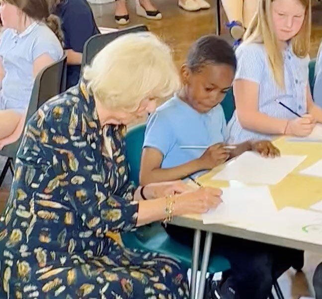Some video of the queen joining in with a live  #DrawWithRob yesterday. The event was set up by the @literacy_trust as part of their #CoronationLibraries initiative. 1 in 7 primary schools do not have a library and 750,000 children do not have access