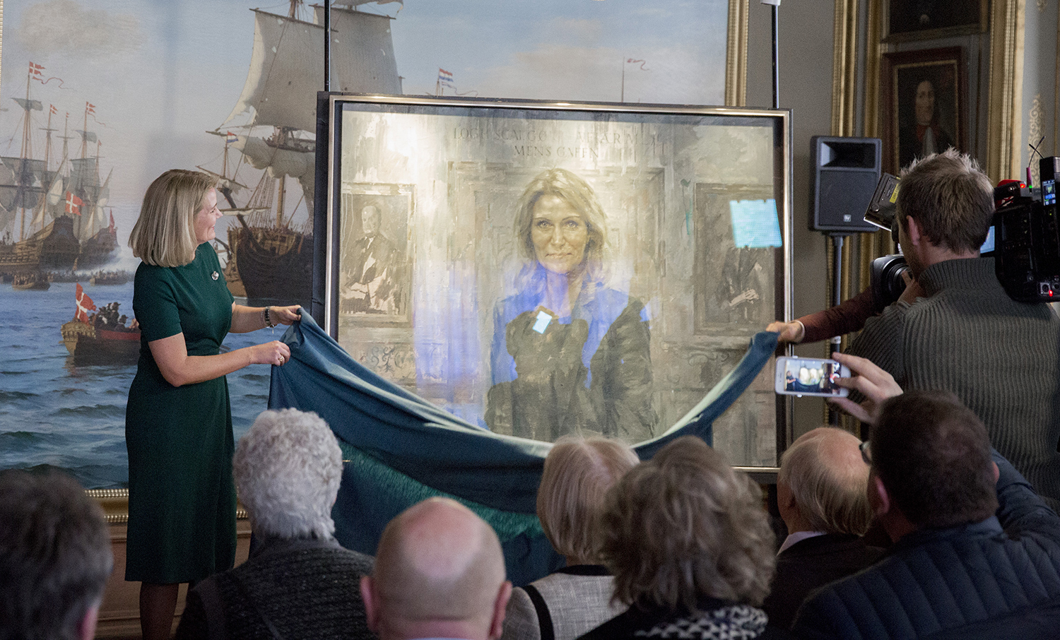 Helle Thorning Schmidt unveling her portrait
