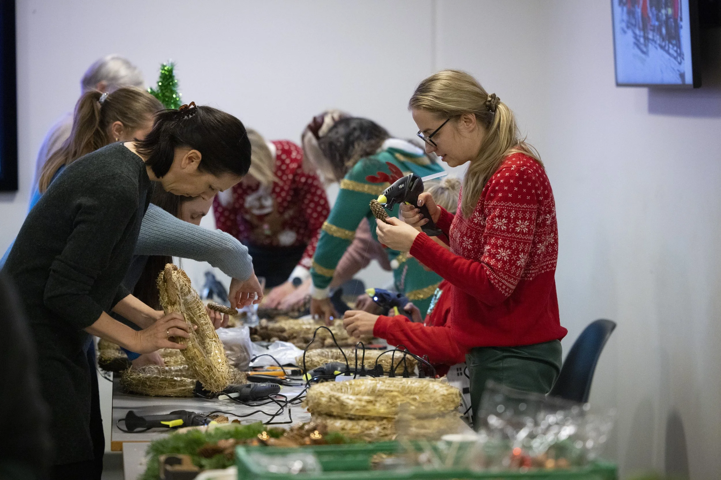  Like før jul har damene i Risa juleverksted i kantina. Da er julemusikk og god stemning. 