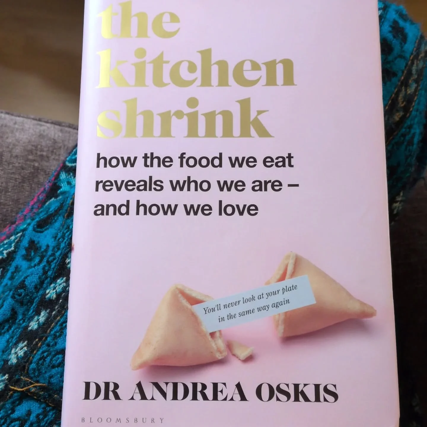 Oh I loved this brilliant book by Dr Andrea Oskis (@drandrea_thekitchenshrink). It's warm, intelligent, funny, moving...and it tells you so much about our relationships with food and with each other (and how often one informs the other). Fascinating 