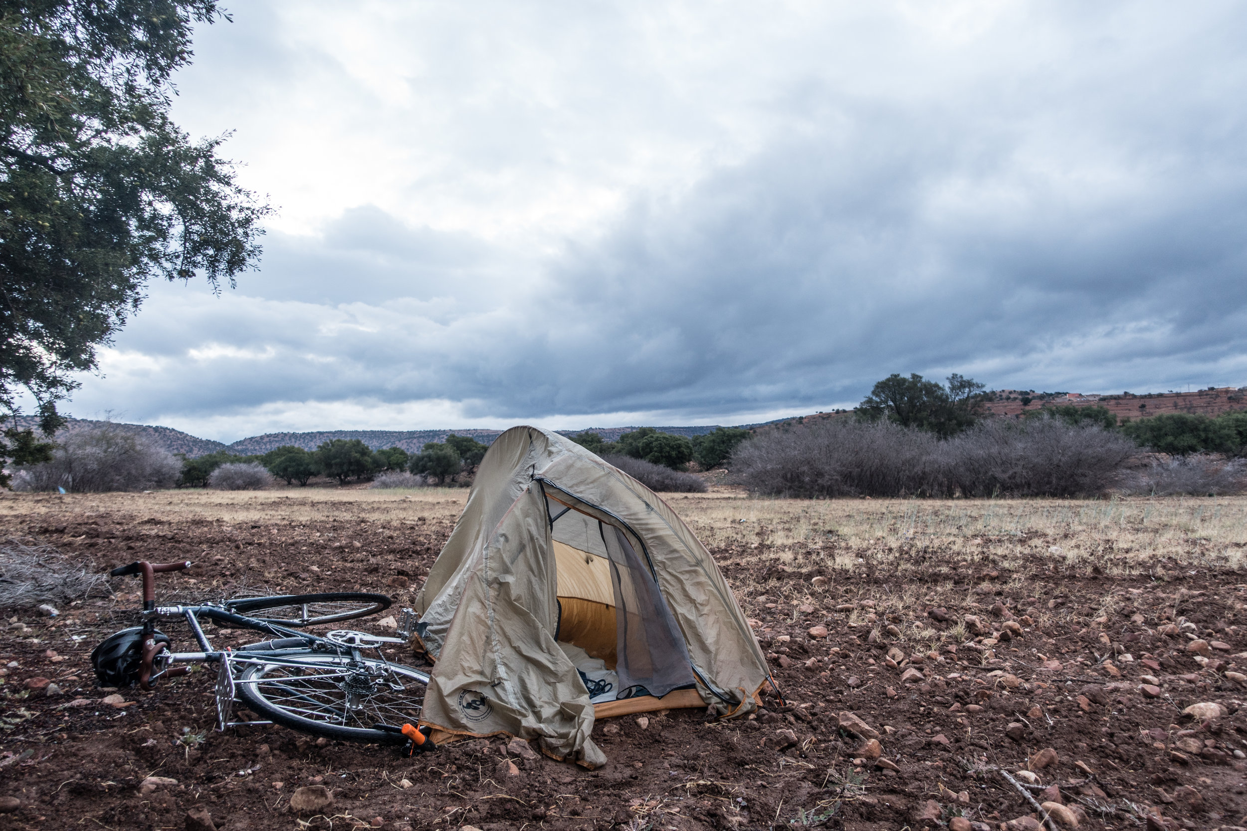 Wild camping on bumpy soil in the mountains for 0 dirham.