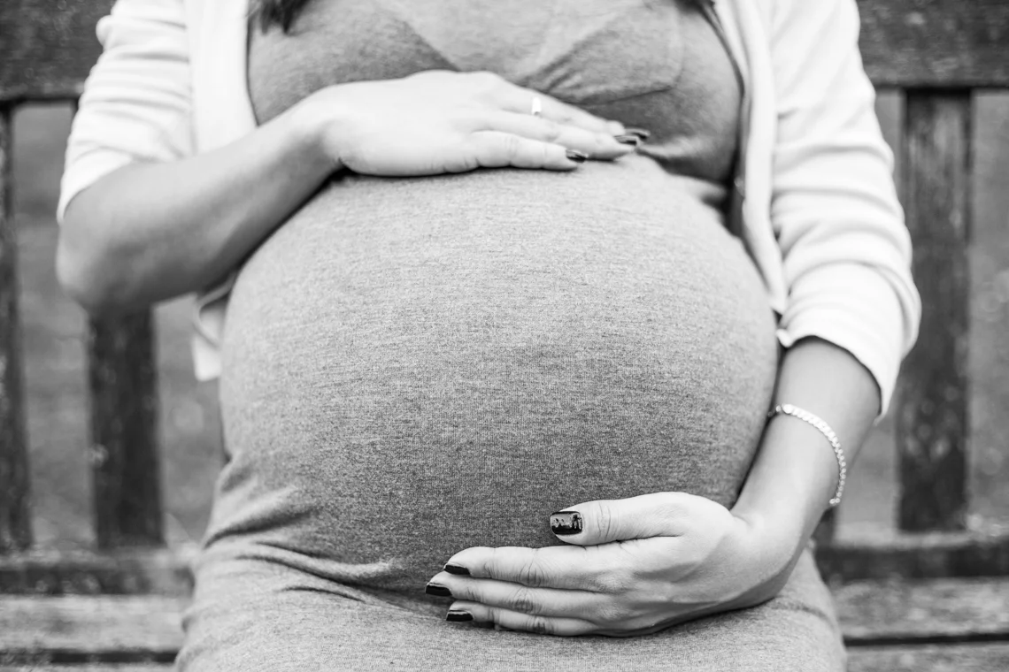 maternity lifestyle photography, crawley, sussex photographer
