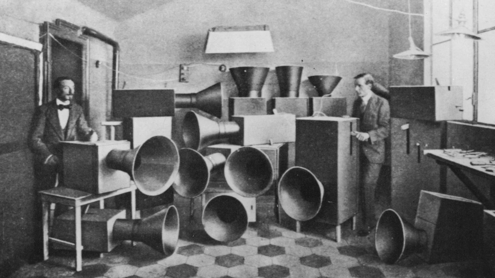 luigi-russolo-luigi-russolo-ugo-piatti-and-the-intonarumori-1913-trivium-art-history.jpeg