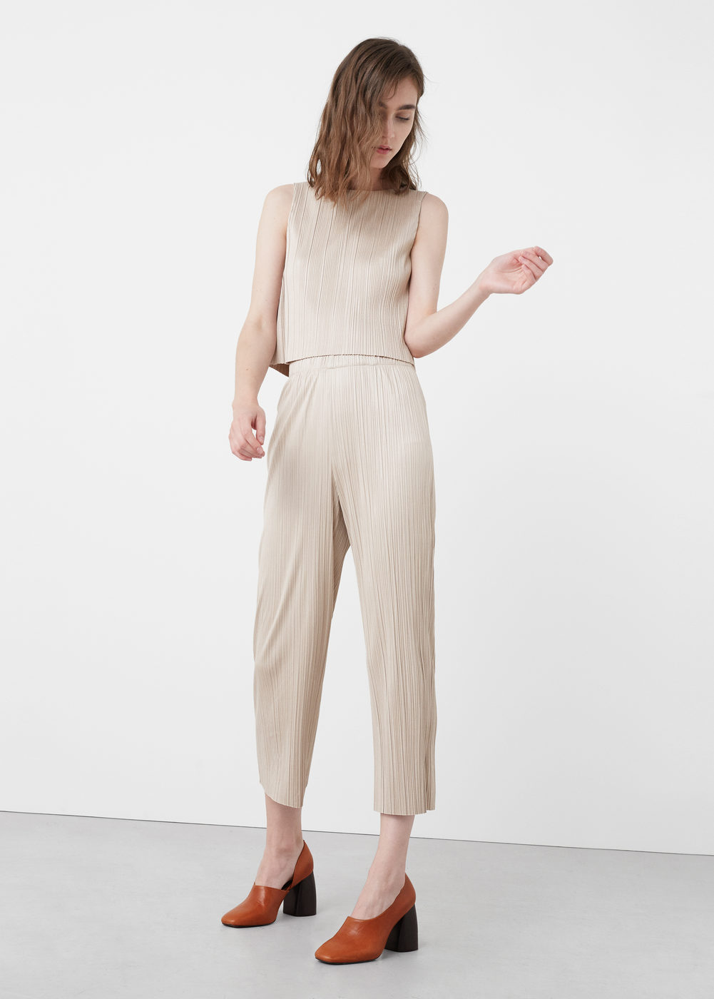 I love pleats right now, they're so flirty and the fabric is so comfortable to wear. Plus, this crop is a nice a cute style and color. 