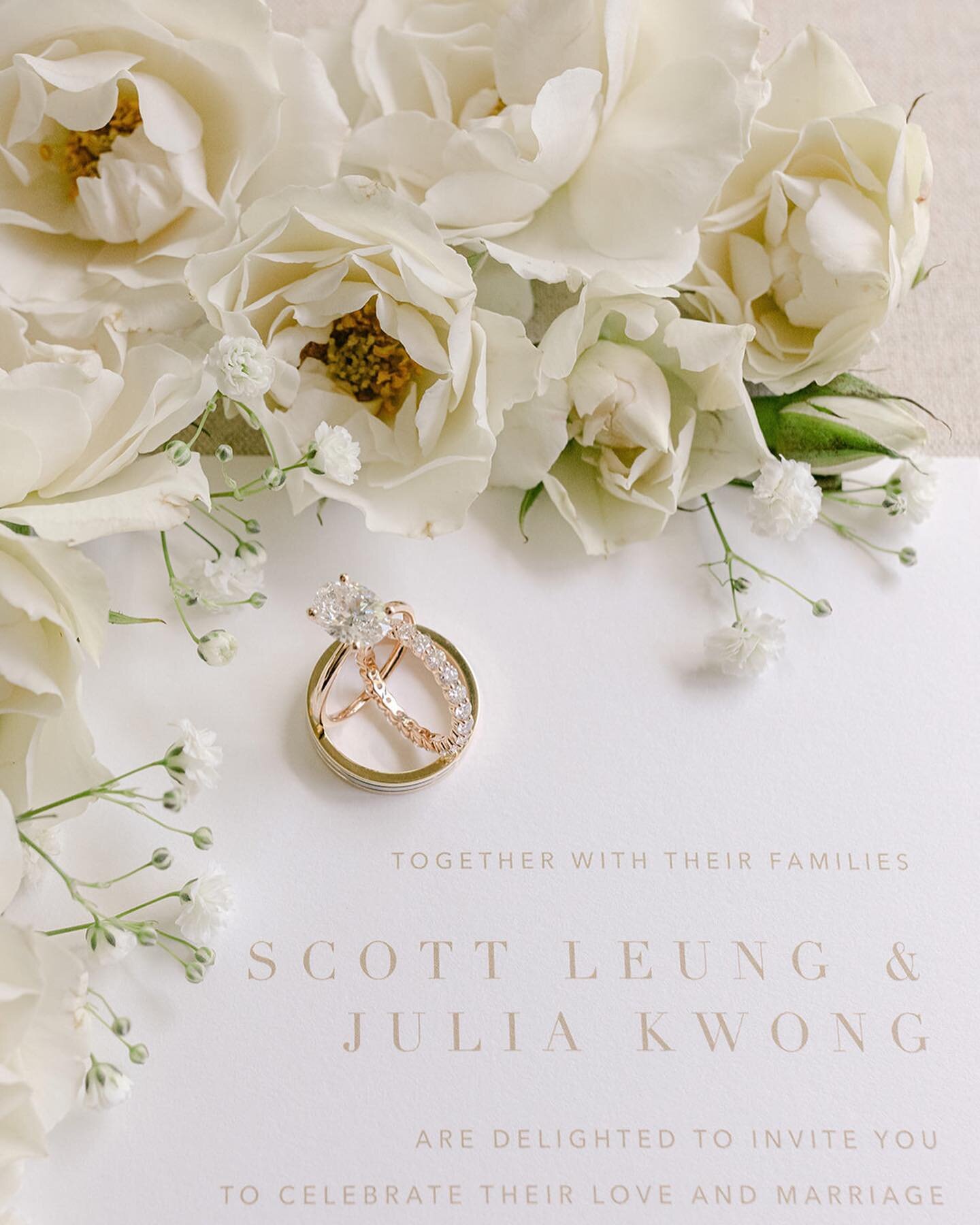 Snippets from Julia + Scott&rsquo;s gorgeous wedding earlier this month at @viansasonoma 🤍 07.02.22
Bartending @bartendersunlimited 
Bridal gown @sarahseven 
Cake @butter_and 
Catering @girlandthefigsonoma 
DJ @boutiquedjs 
Floral @phloxtalestudio 