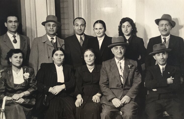 Дед Иланы, Хананя (посередине спереди), бабушка Иланы (посередине слева) и мать Иланы Шуламит (посередине сзади) в Тель-Авиве в 1940-х годах.
