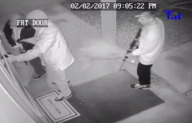 3CE8857D00000578-0-The_man_then_pulled_the_door_open_as_two_other_men_ran_up_to_the-m-72_1486435849359.jpg