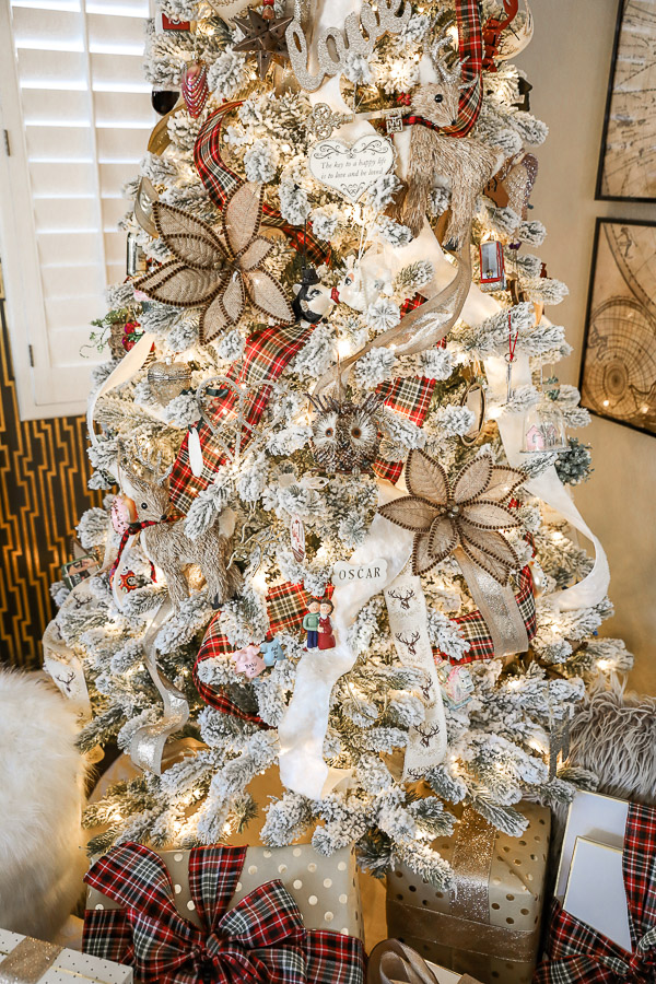 Love the burlap 🎶 ribbon!!  Christmas tree themes, Beautiful