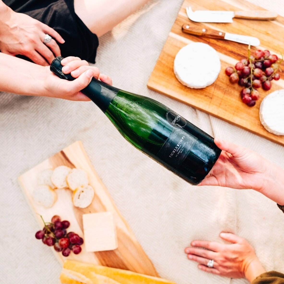 Adding a little ✨sparkle✨ to our Saturday with a backyard picnic, featuring one of our favorites, Ticklebumps Brut. 🍾