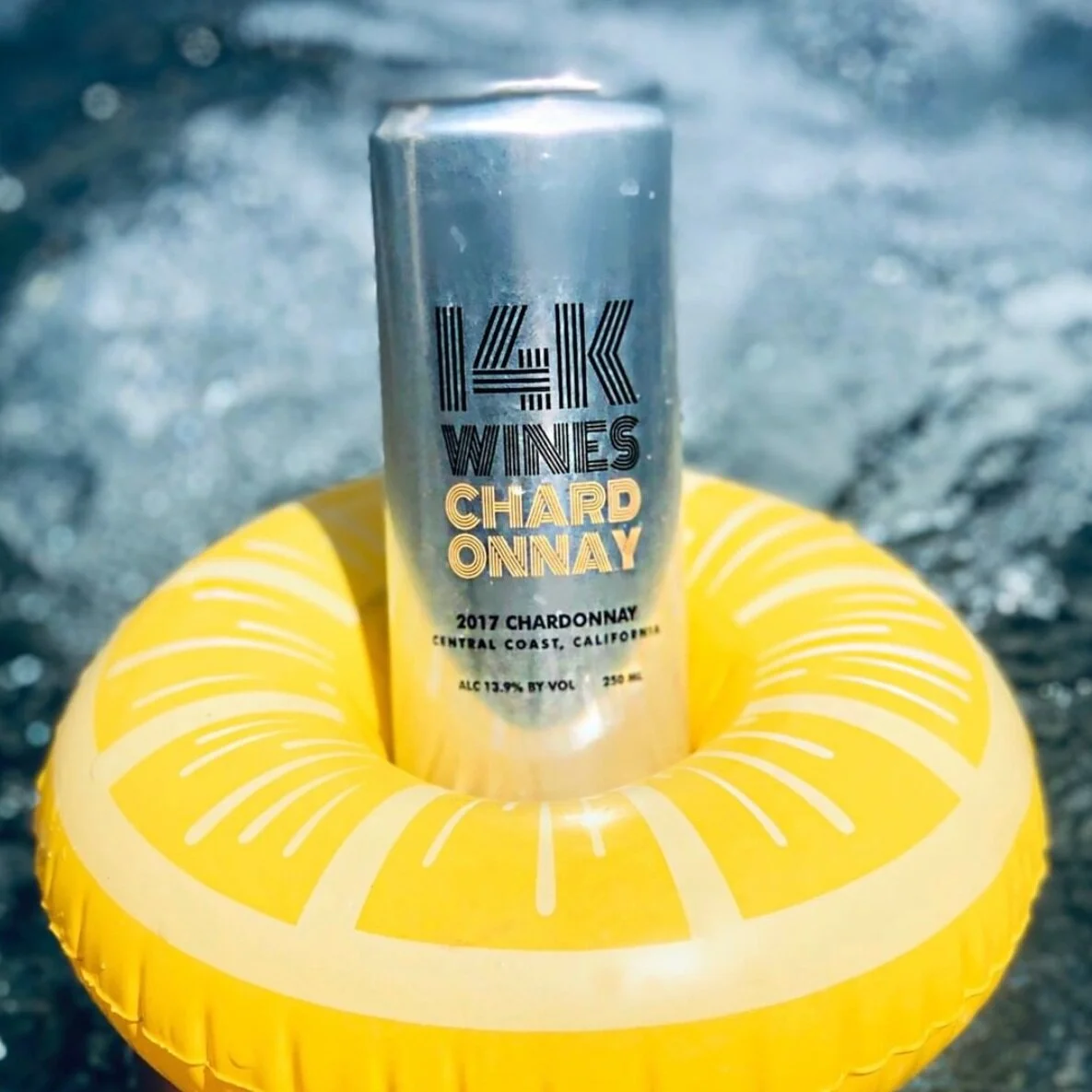 Okay, so "Chardonnay" and "Wednesday" may not exactly rhyme...but we're still gonna go with it! Grab your sunnies—our 2017 14K Chardonnay is best enjoyed while relaxing on your favorite pool float in the late afternoon sunshine. ☀️