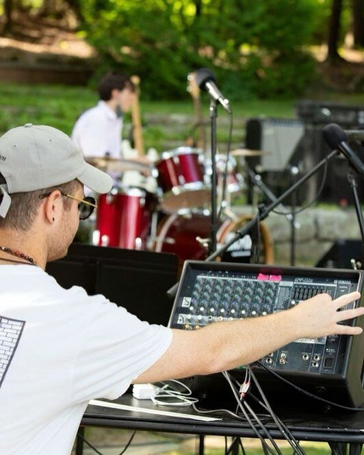 Live Sound Engineer
MCMA Student Recital
June 20th, 2021
Camden Amphitheater
@midcoastmusicacademy 
📸: @fonchezphotos 
.
.
.
#music #sound #soundengineer #live #livesound #livesoundengineer #livemusic #musicperformance #musicians #microphone #drums 