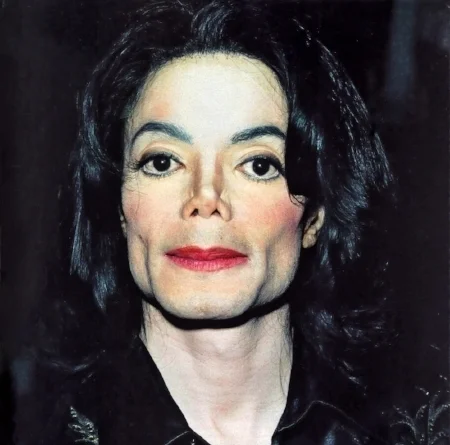  Michael Jackson (X). Solo in America un uomo può nascere nero e povero per poi morire femmina, bianca e ricca. 