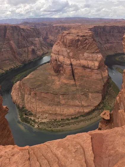 Sentiero nel deserto che porta al punto panoramico di Horseshoe Bend