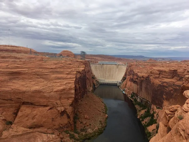 Vista panoramica della Glen Canyon Dam e del fiume Colorado