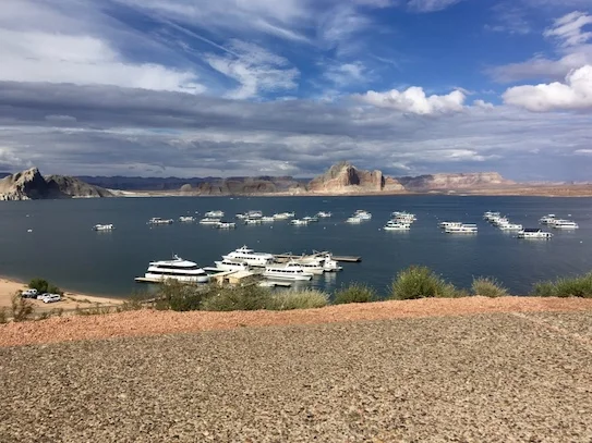 Vista panoramica del Lake POWELL a page