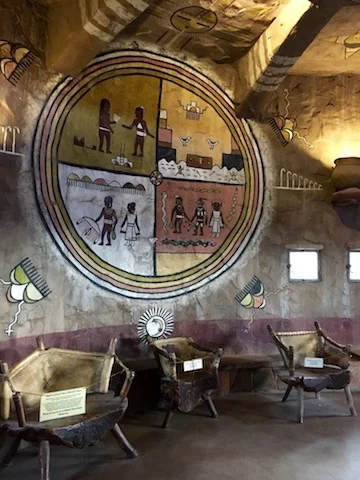 Torre di pietra Desert View Watchtower con murales indiani