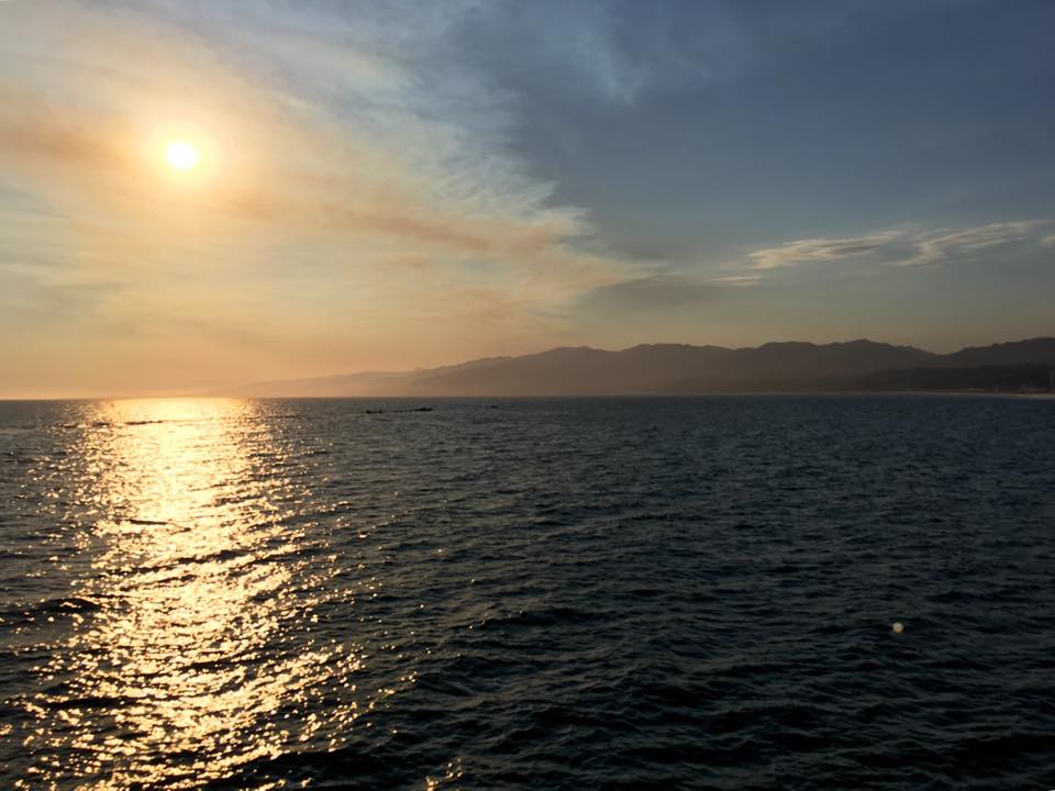 Vista dell'oceano da Santa Monica Pier al tramonto 