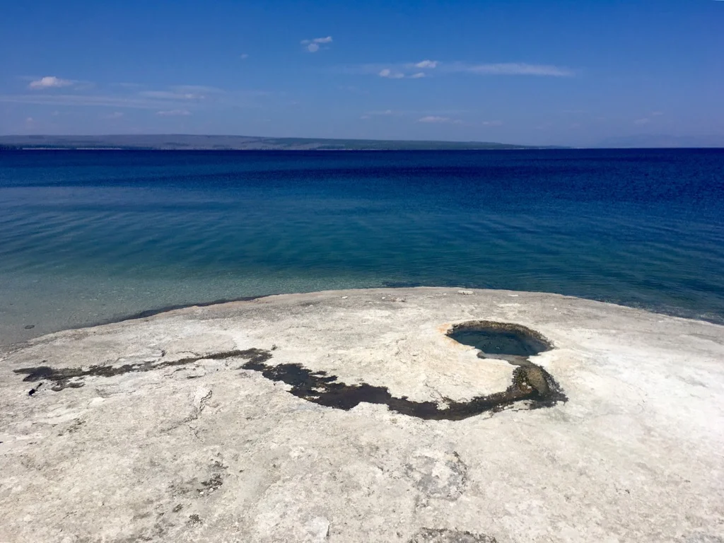 Visitare Yellowstone: cosa vedere nella regione dei Geyser e del lago