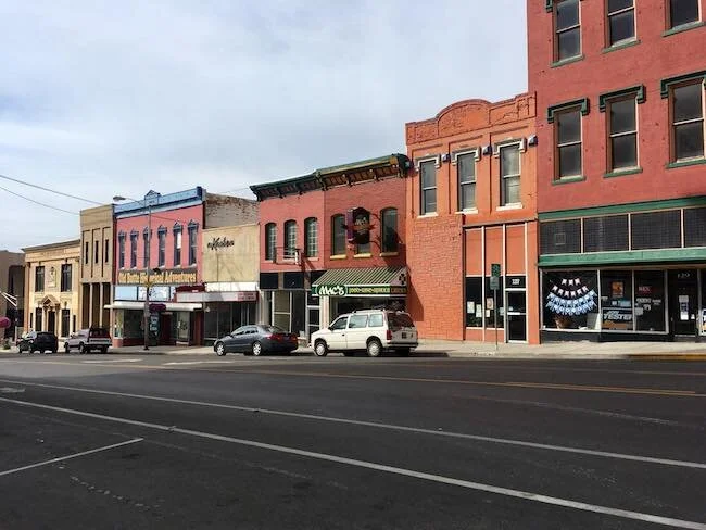 Città tipica stati uniti occudentali in un itinerario on the road verso il canada