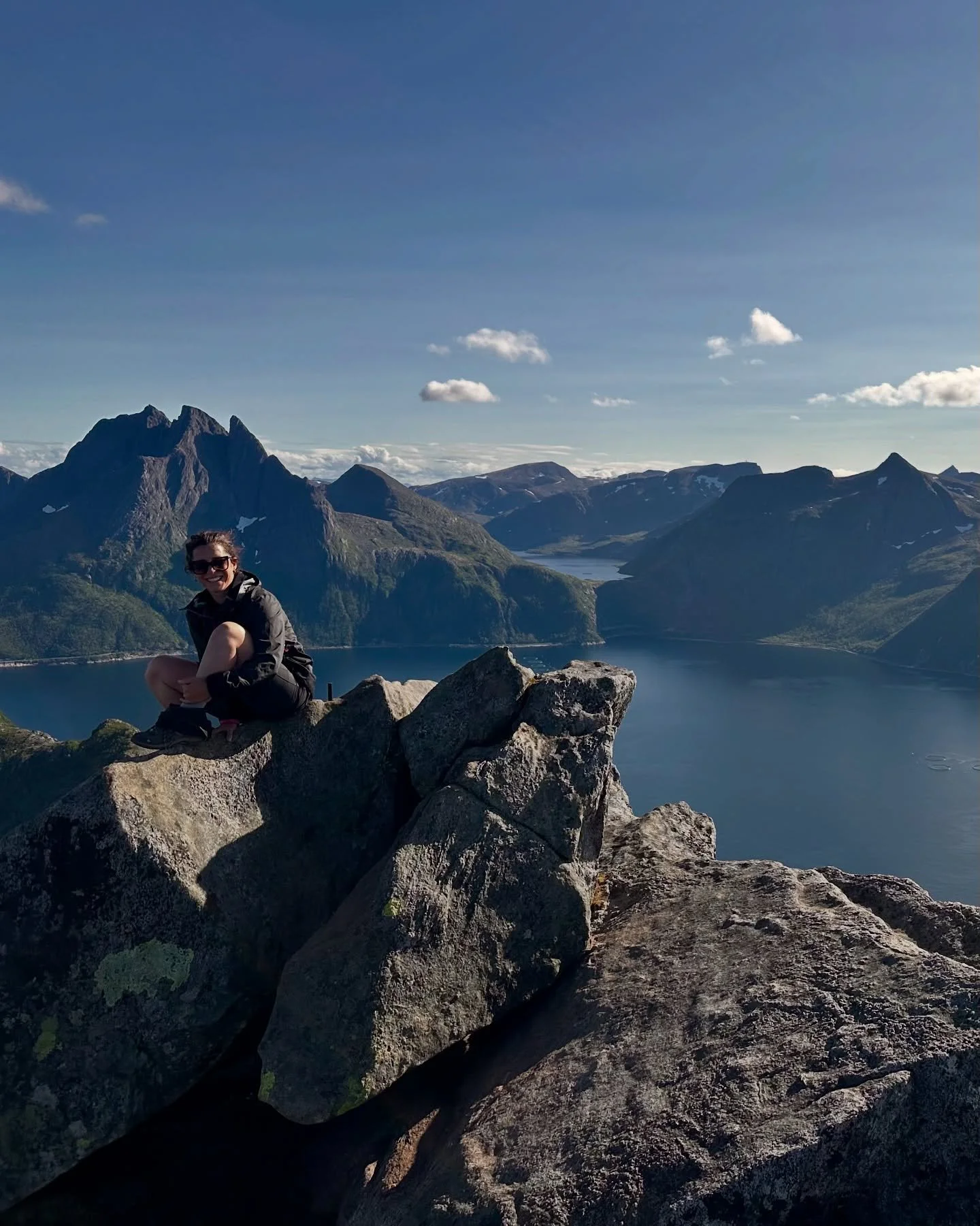 Troms&oslash; + Senja: un viaggio che ti toglie il fiato, in tutti i sensi 

Troms&oslash; &egrave; piccola, ma &egrave; la &ldquo;capitale&rdquo; del nord. Case color pastello, un centro compatto, calma che ti rallenta il passo. Salgo in funivia e p