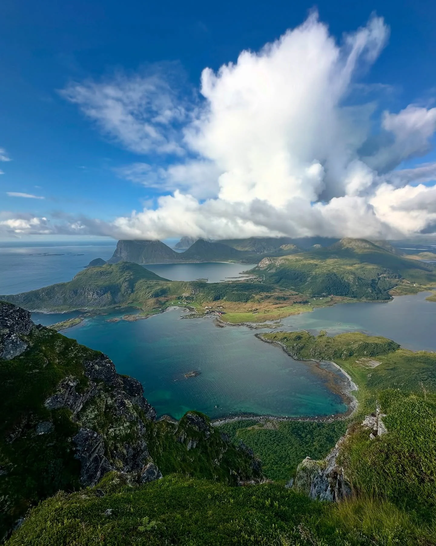 Giorno 17 - Bistari-Bistari alle Lofoten

Non l&rsquo;avevo capito davvero.
S&igrave;, le Lofoten si possono visitare comodamente in macchina: ogni curva regala un panorama da cartolina, perfetto cos&igrave; com&rsquo;&egrave;, senza filtri. Villaggi