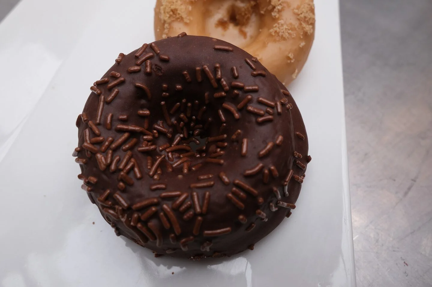 Is this Tuesday giving you Monday vibes?  Donuts calling your name?  We bake these babies daily using vegan ingredients so all can enjoy! 

#seattlevegan #mapleleaf #seattle #specialtycoffee #womanownedbusiness #allcoffeeislocal #shestheroaster