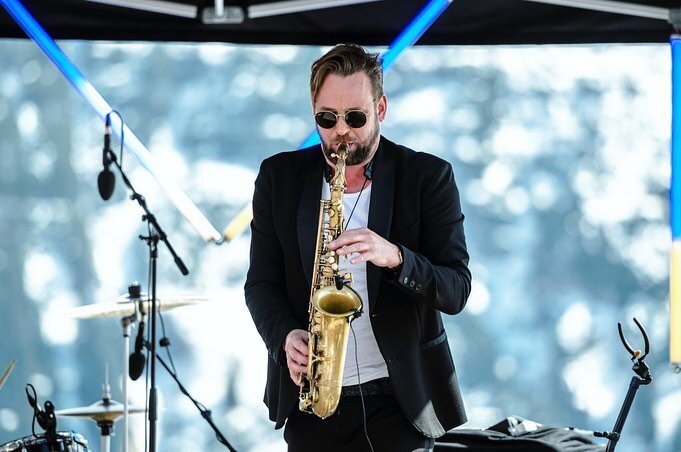 SAXOPHONE and SUNSHINE is good for everybody&rsquo;s Soul! 🌈 ☀️🎷🎶 @tanzcafearlberg
.
.
.
#maxthesax #sax #live #music #festival #sun