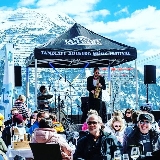 What a great day☀️🙌😎 @tanzcafearlberg 
.
.
.
#maxthesax #oberlech #lech #jazz #tanzcafe #electronicmusic #sax #winter #dance #music #festival #montain #arlberg #performance #party #goodvibes #saxdj #house