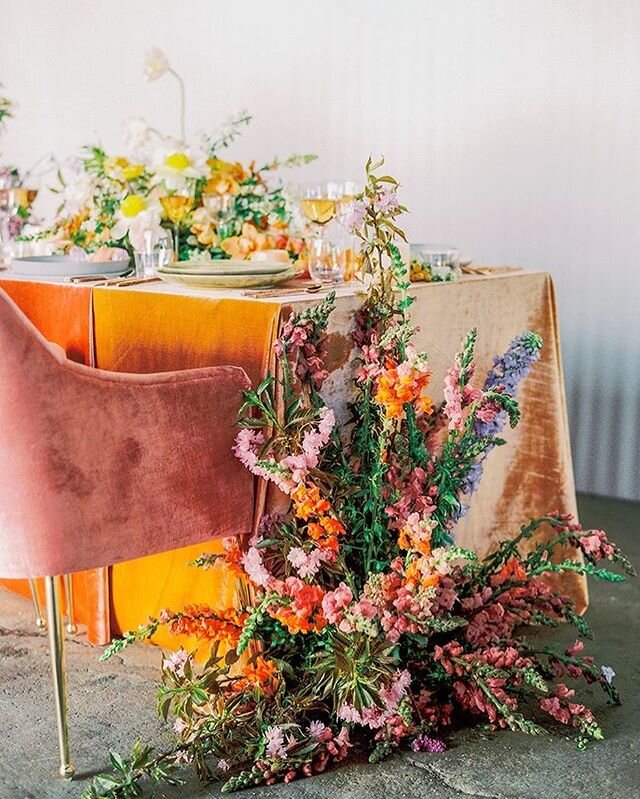 What better way to spring forward this weekend, than to slash COLOR just everywhere! Swooning over colorful designs and tabletops at the moment 🤤😍🌈 📸 @sallypineraphoto 💐 @flowerwildevent  @lavendersflowers