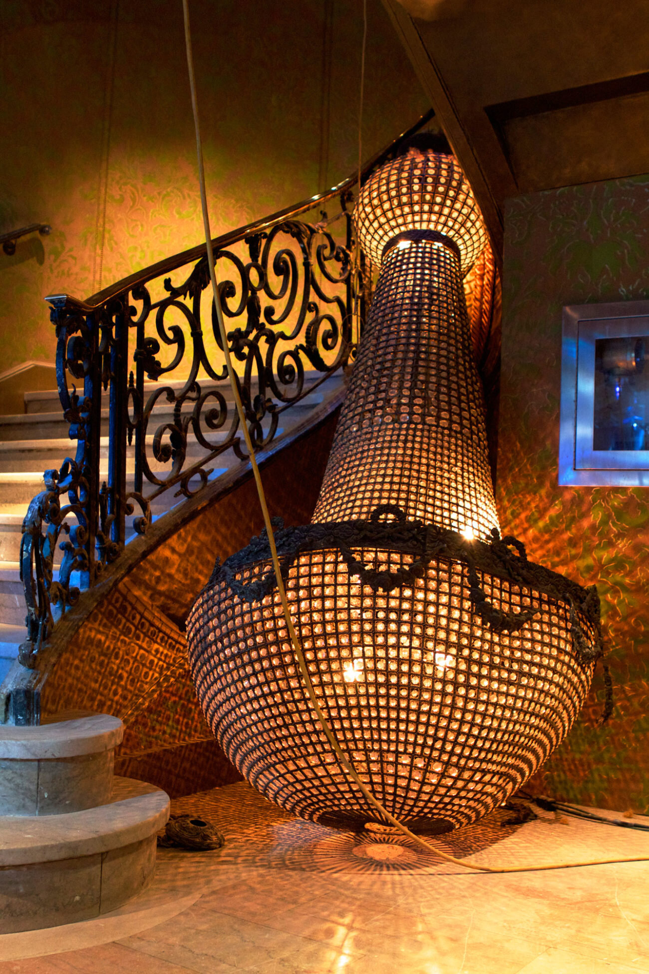 Diamond-Horseshoe-Entry-Chandelier_Courtesy-of-Paramount-Hotel1-1300x1950.jpg