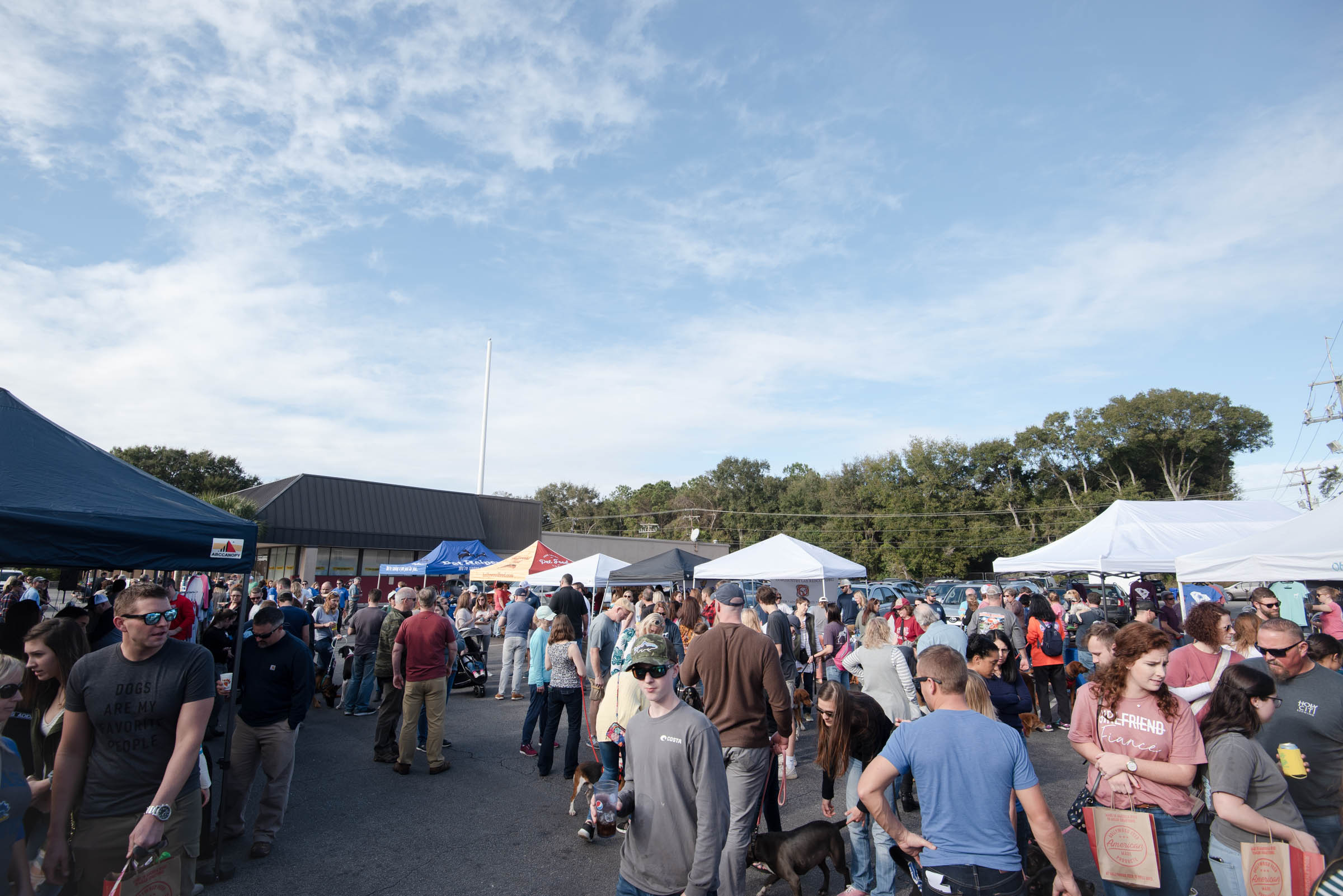 Hundreds of people came out to Smoky Oak Taproom for Lowcountry Dog’s Eat, Drink & Rescue!