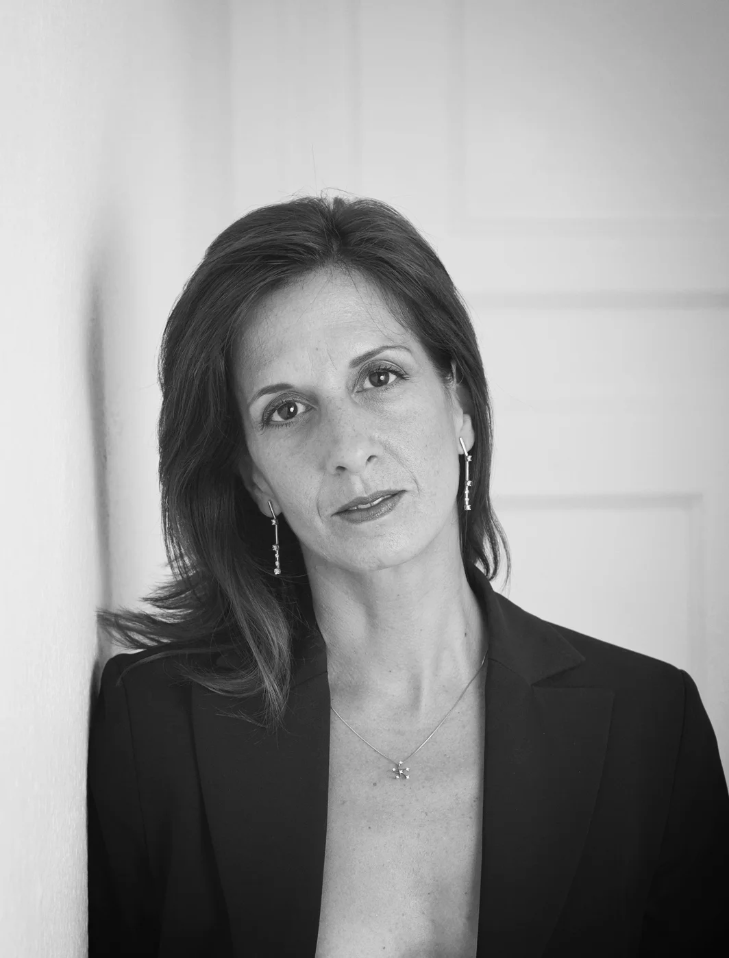 Born in Venezuela, she trained as a classical dancer at the Rambert School in London, Escuela Ballet-Arte in Caracas and School of American Ballet in New York.She began her dancing career in Caracas with the Ballet Teresa Carreño and then 1996 she moved to Europe dancing with the Deutsche Oper Berlin , Aterballetto , Lyon Opera Ballet, Ballet de Victor Ullate and Compañía Nacional de Danza . She also studied screen writing and stage design and has closely collaborated in many works by Gentian Doda. She moved her base to Berlin in 2014 and since then works in different projects performing as a free lance artist, designing, as well as guest teaching in many important european dance companies.
