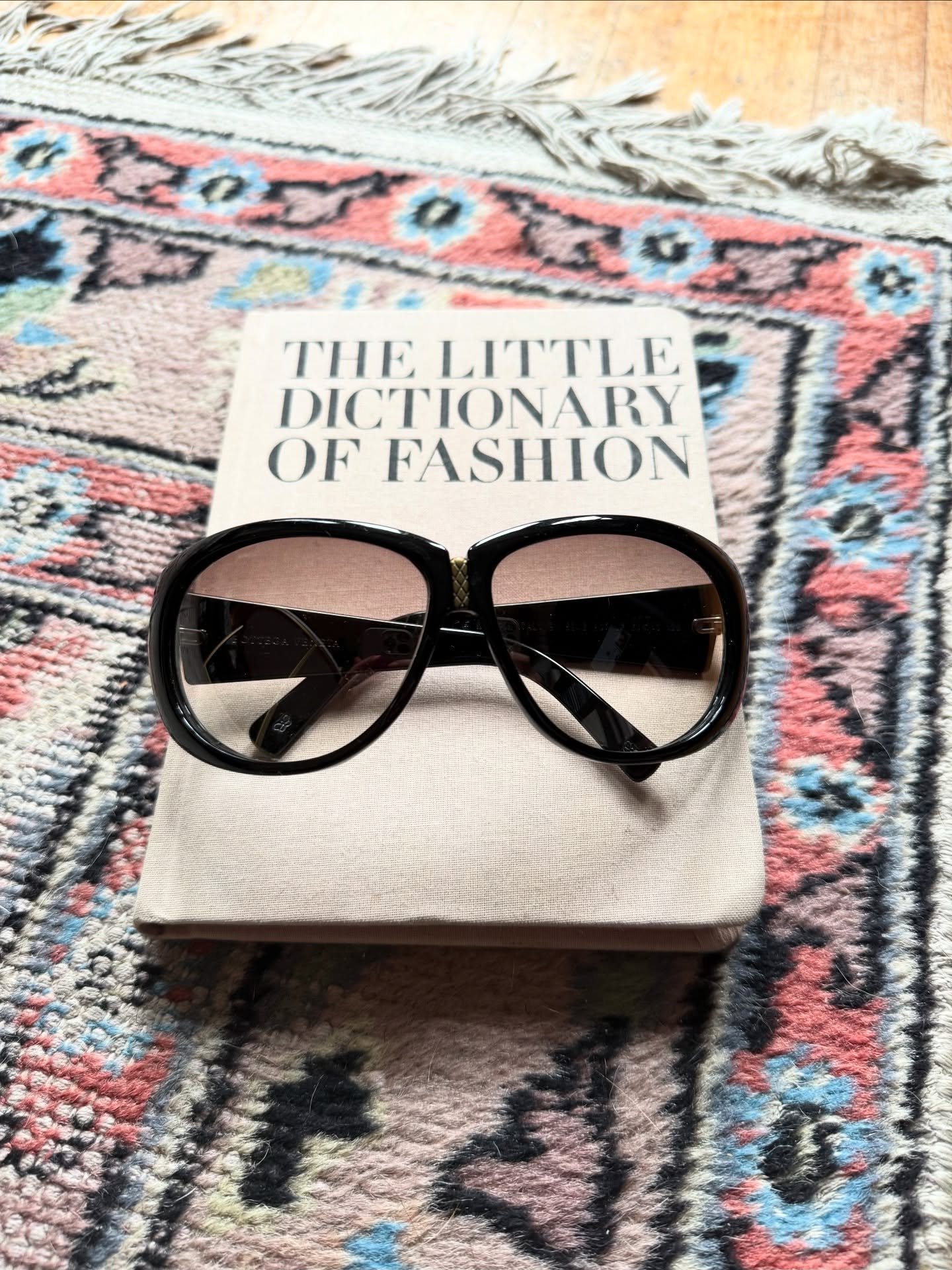 Bottega Veneta Sunglasses (case included)
$149

#bottegaveneta #luxury #accessories #sunglasses #designer #resale #shop #rcb #shoponline #monday #fashion #instagood