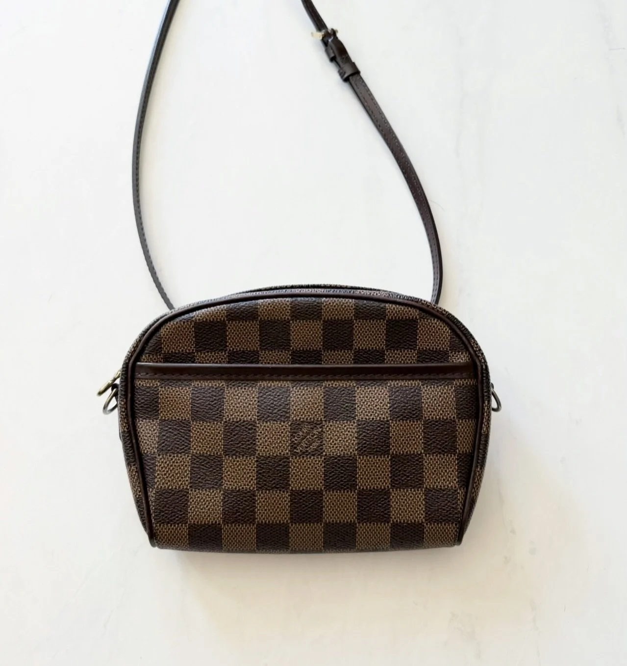We love a luxury bag under $500!
Link in bio for our current selection, including this Louis Vuitton Damier Ebene Ipanema 🤎🖤

#luxury #handbag #resale #consignment #shop #rcb