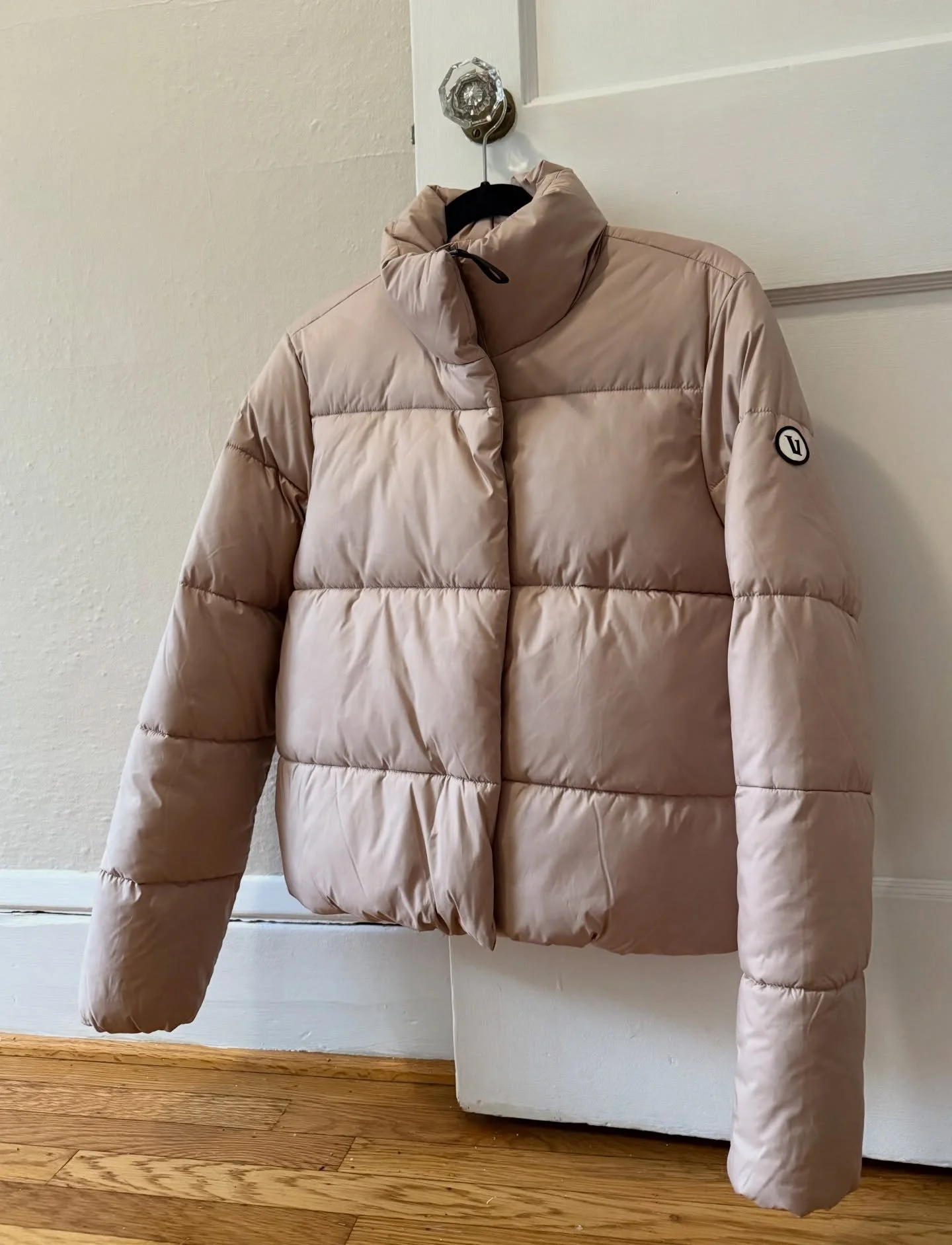 We love a @vuoriclothing cropped puffer
Size XS, $69

#vuori #outerwear #winter #fashion #shop #rcb #newarrivals #designer #resale #consignment