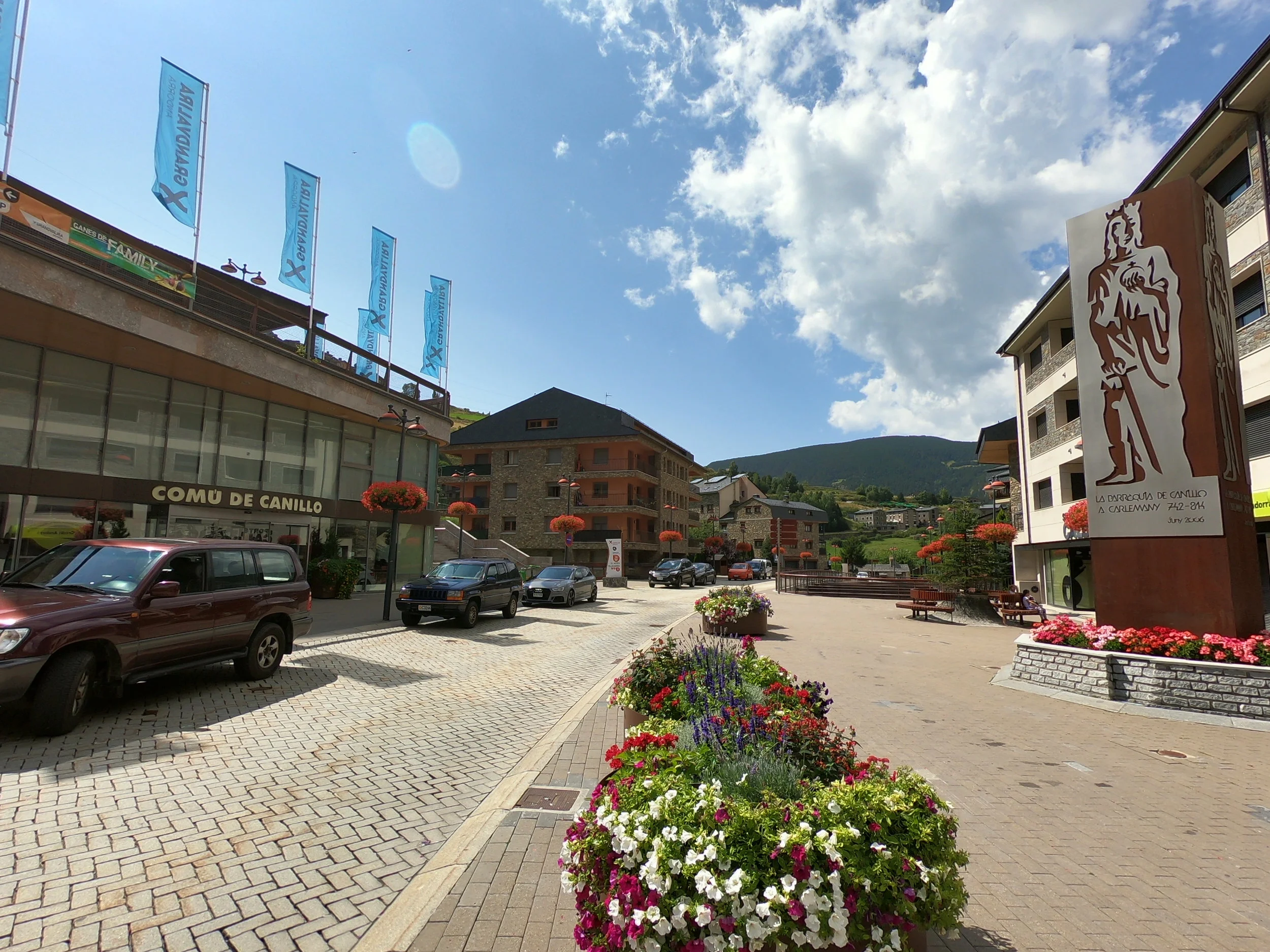 Start area in front of the Comu de Canillo.