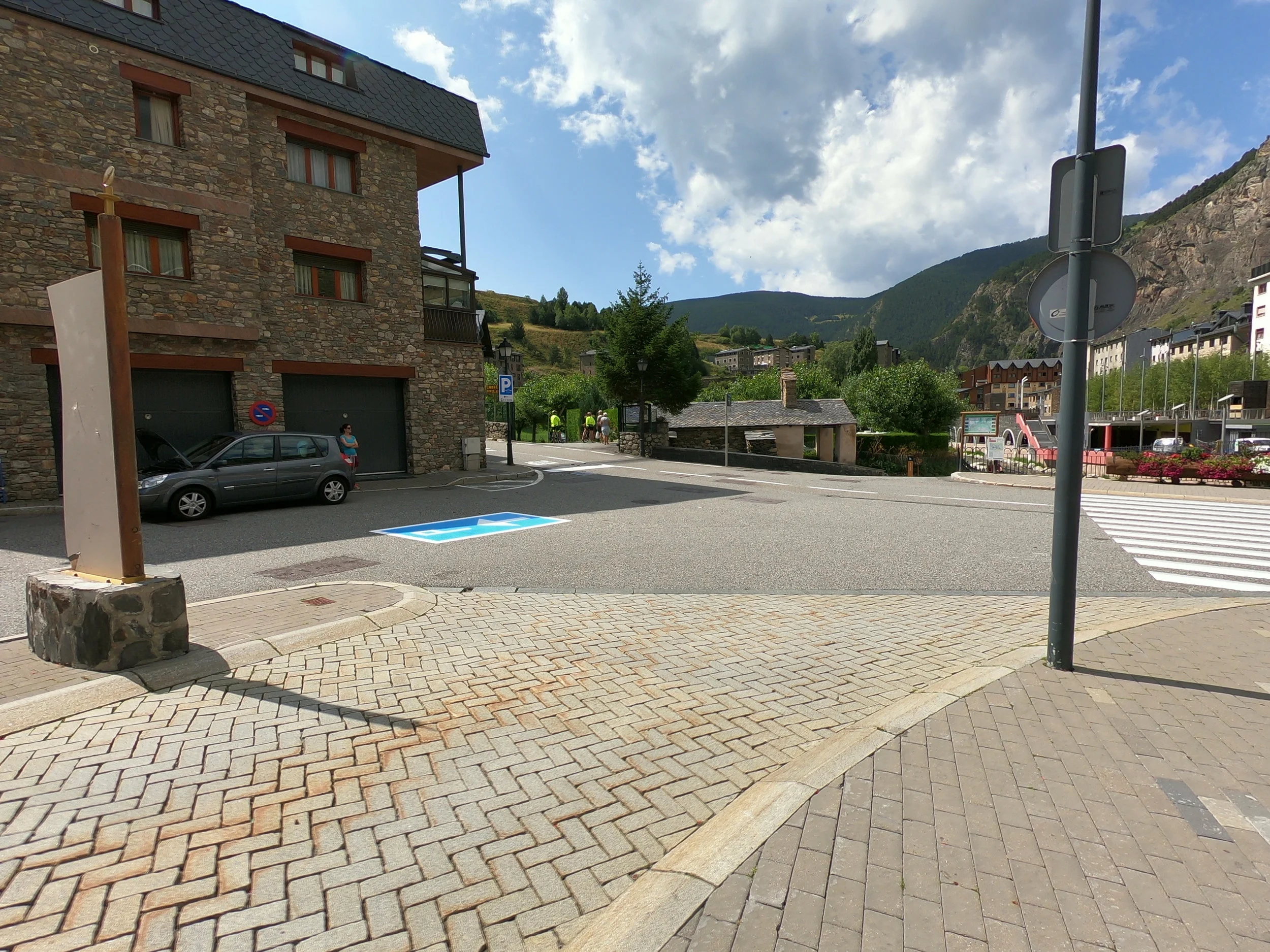 After about 100m, you make a left turn (where you see the blue "P" (for parking) sign in this photo)