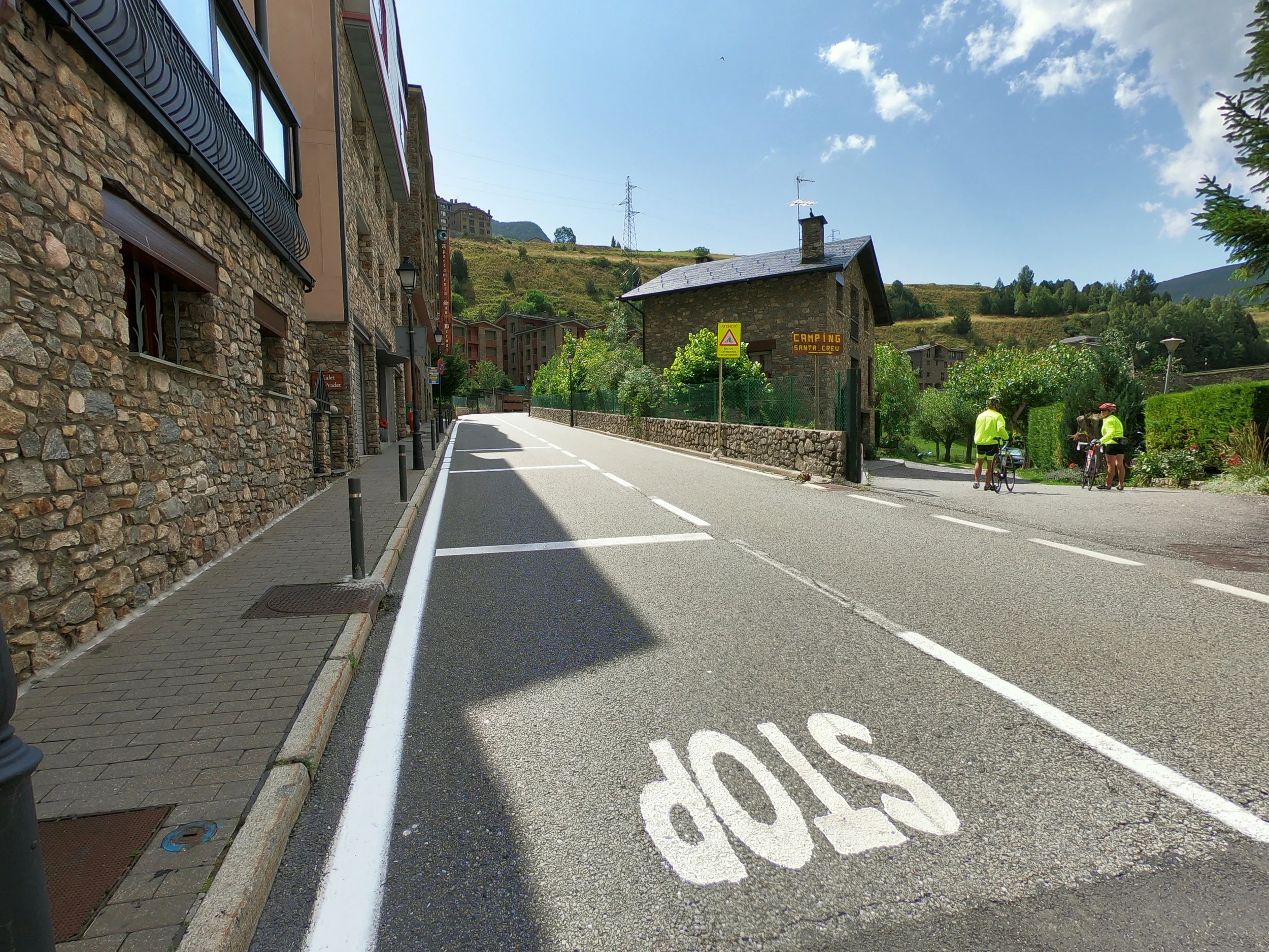 This is right next to that blue "P" (for parking) sign. You head up this road for another 1.1 km. From the course start, the asphalt/tarmac section is 1.3 km.