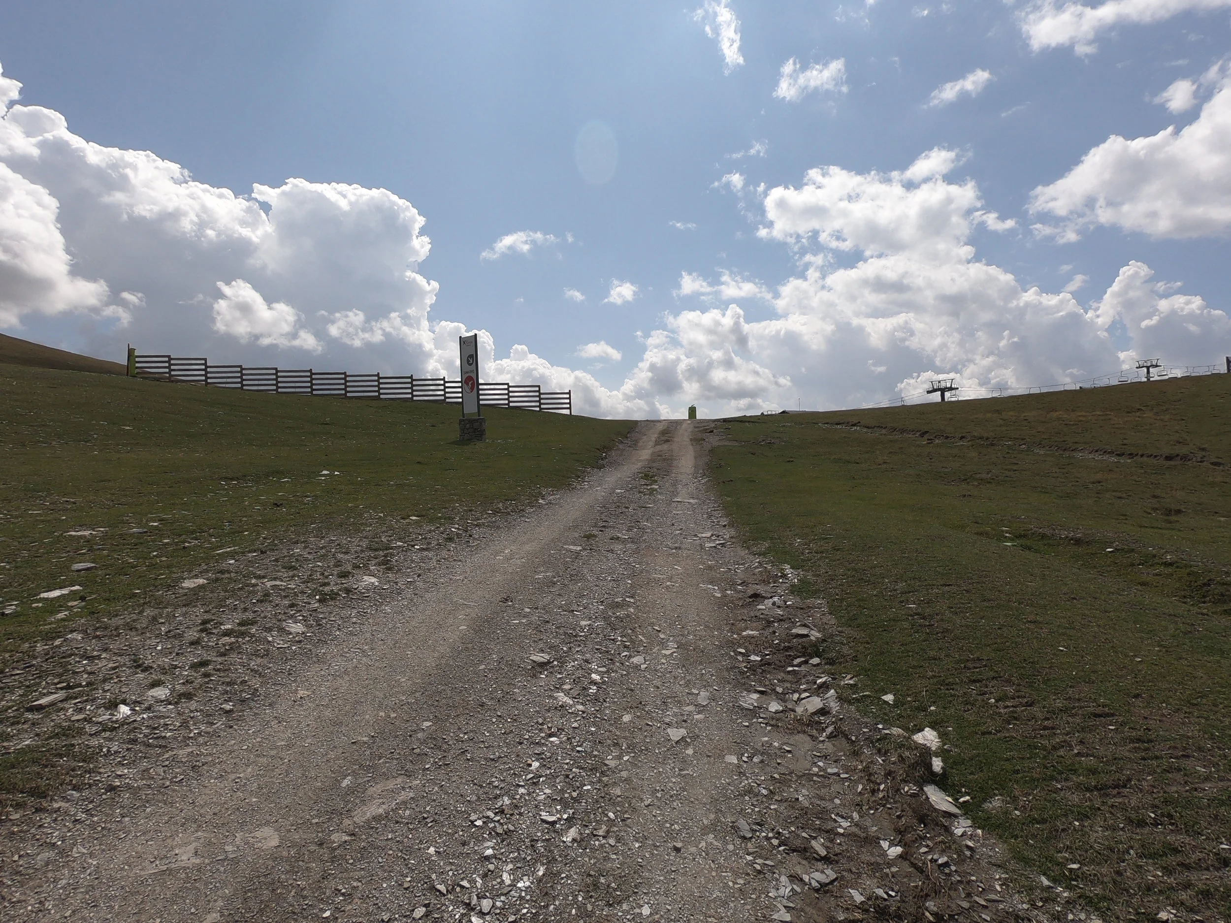 About 11 km into the race. Less than 1 km to the finish line. The course goes up and to the right and parallels the ski lift that we see in this photo. From here until the race at 11.93 km (2,430m ASL), it is relatively flat.