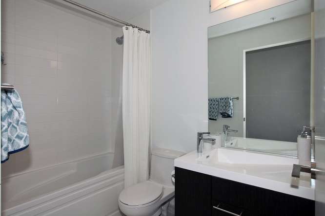30 Nelson St Unit 423 Toronto-small-025-22-Main Bathroom-666x444-72dpi.jpg